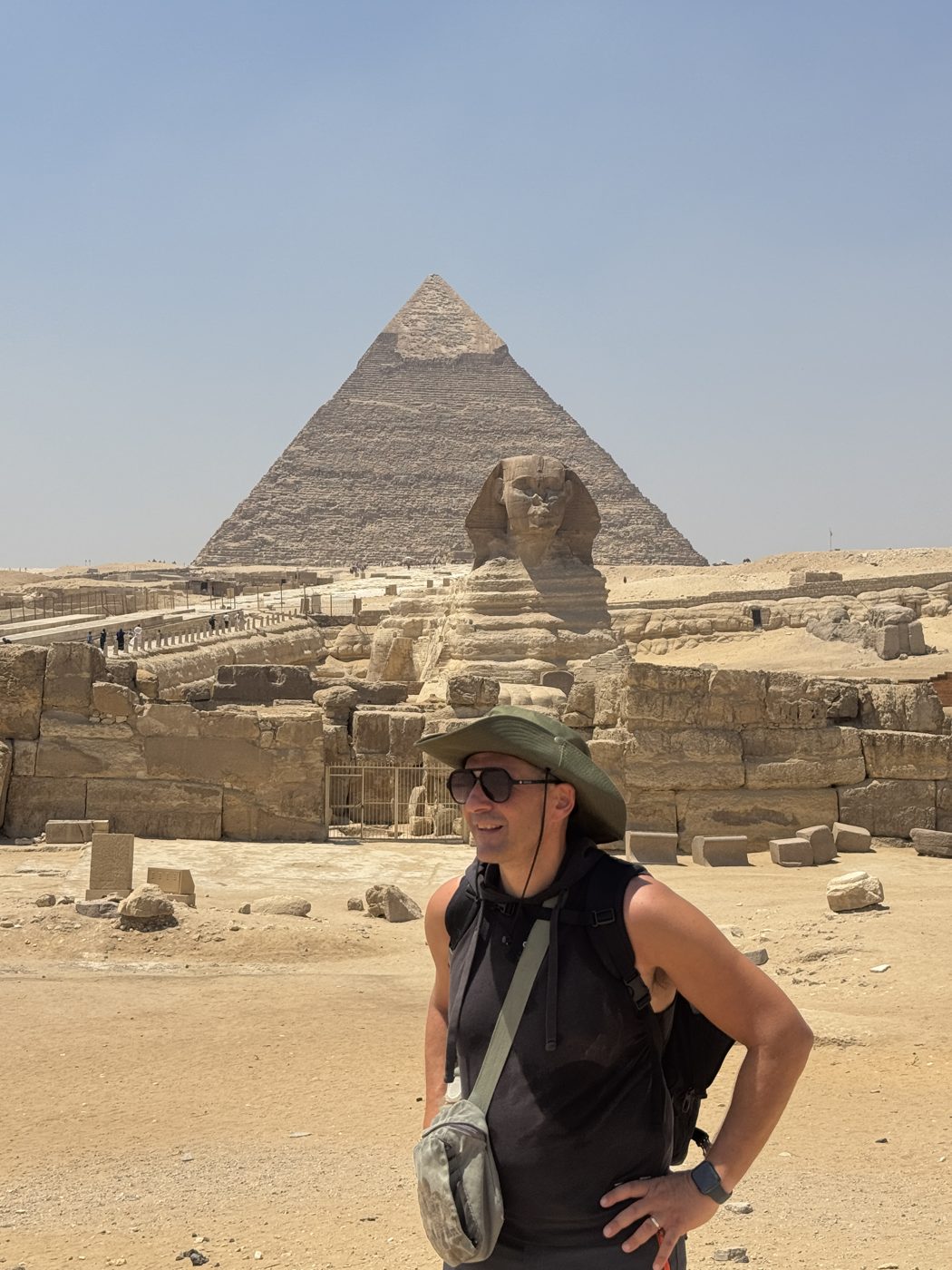 Giampiero davanti alla Sfinge e alla piramide