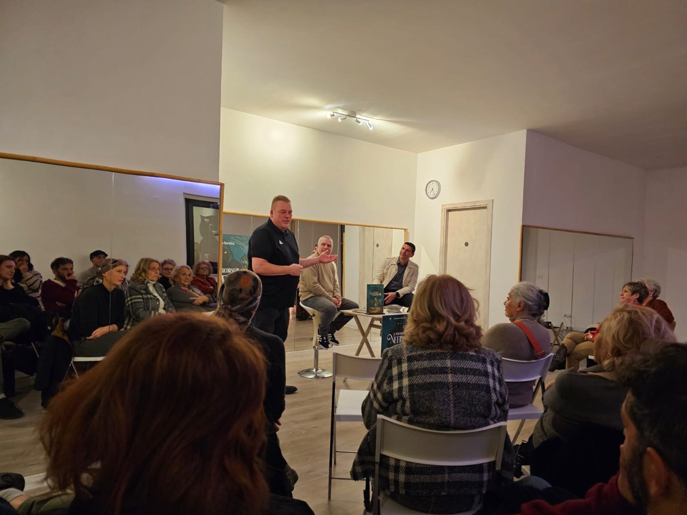 Pubblico alla presentazione al Centro OM
